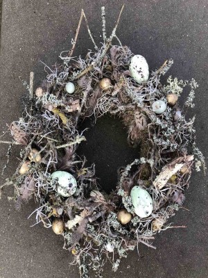 Rustik påskekrans, med pynte æg og designet af Fru P