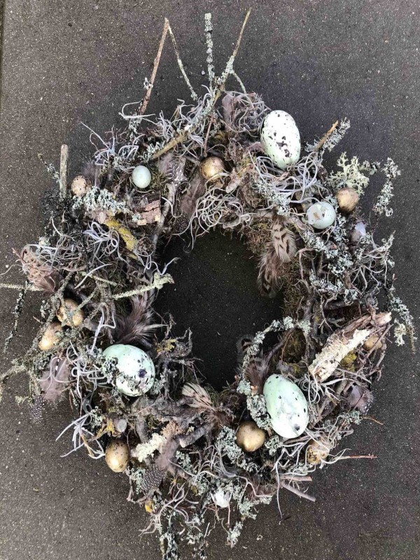 Rustik påskekrans, med pynte æg og designet af Fru P
