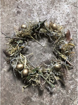 Håndlavet påskekrans i  naturlige nuancer med pynt af æg, fjer i Fru P´s design.