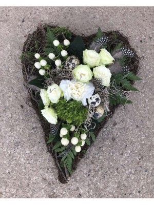 Påskepyntet gravhjerte i hvide nuancer