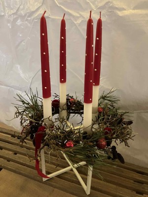 Adventskrans på stage med 4 hånddyppede lys - rød