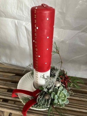 Juledekoration med rød hånddyppet lys -  Fru P