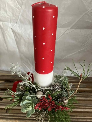 Juledekoration med 1 håndyppet lys   - rød på lysestage