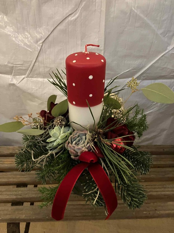 Juledekoration med rød hånddyppet bloklys - Fru P Odsherred