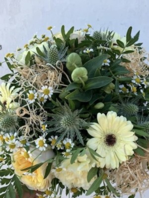 Gul tætbundet sæson buket