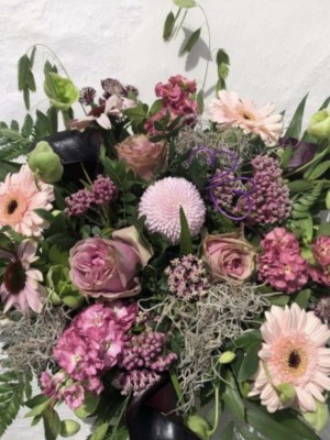 Lyserød tætbundet sæson buket