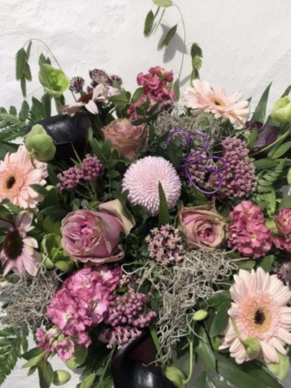 Lyserød tætbundet sæson buket