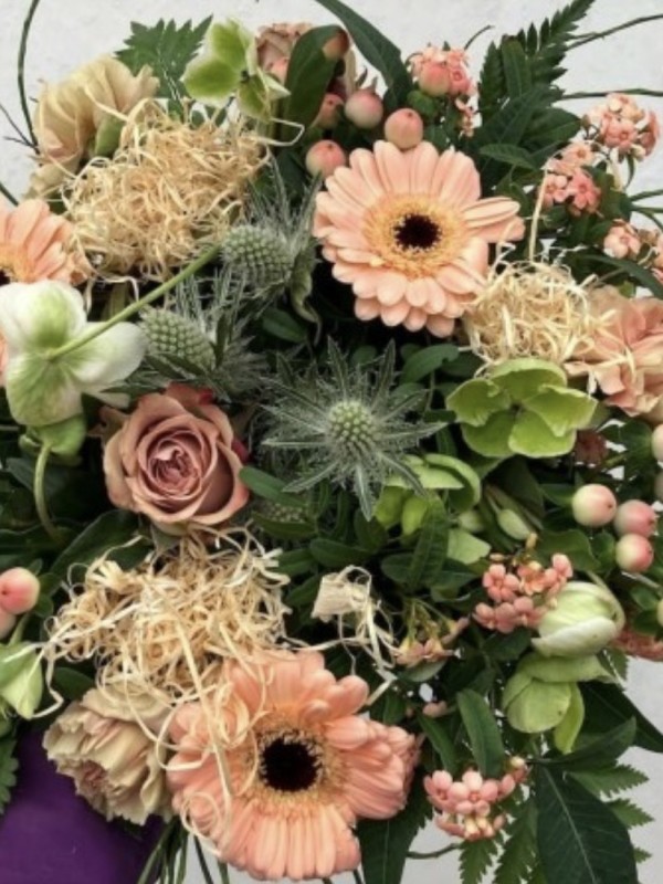 Laksefarvet tætbundet sæson buket