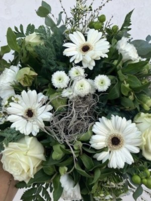 Kondolence buket i hvide nuance