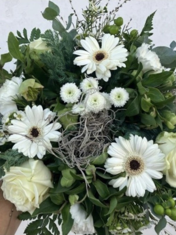 Kondolence buket i hvide nuance