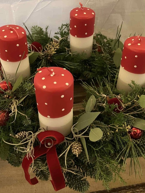 Adventskrans med hånddyppede bloklys - rød