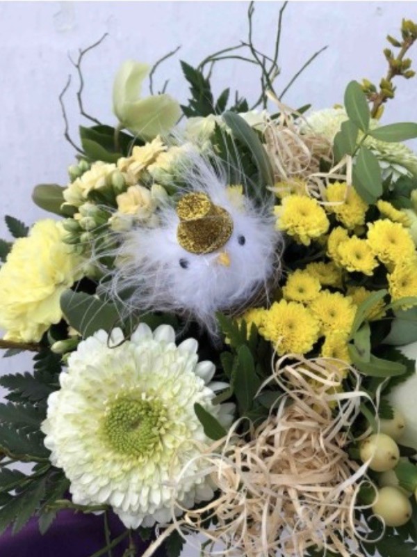 Tætbundet påskebuket i gule nuancer med pynt