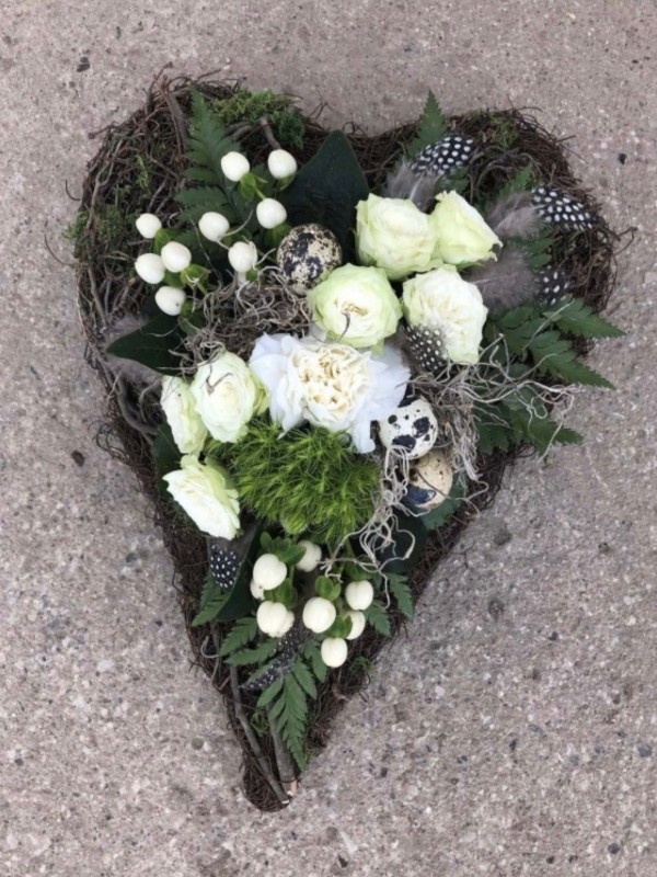 Påskepyntet gravhjerte i hvide nuancer