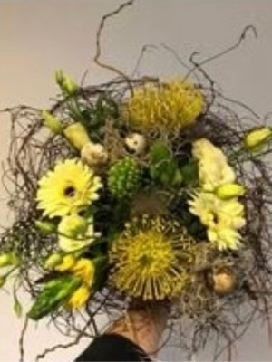 Påskebuket i redestativ i gule nuancer