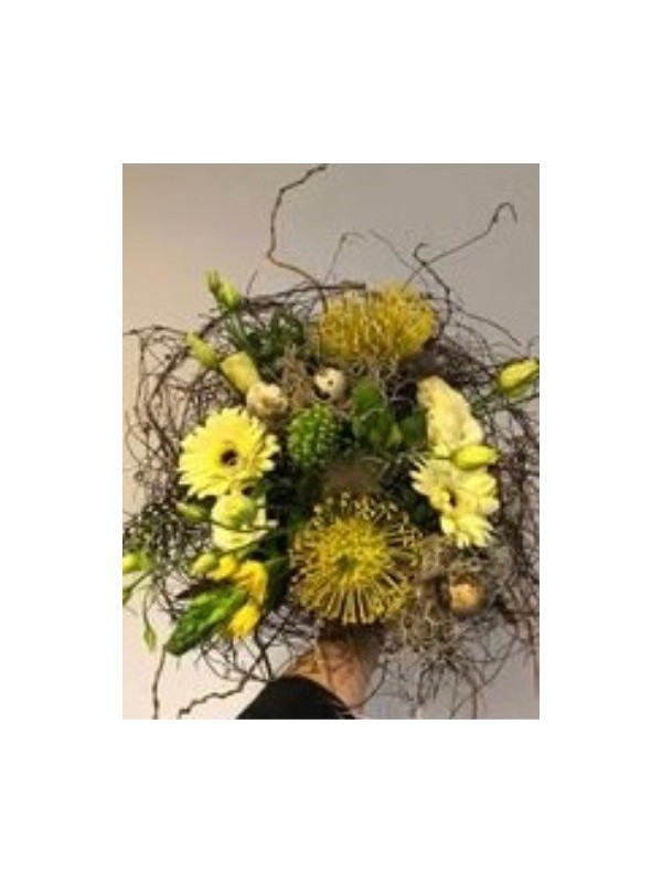 Påskebuket i redestativ i gule nuancer