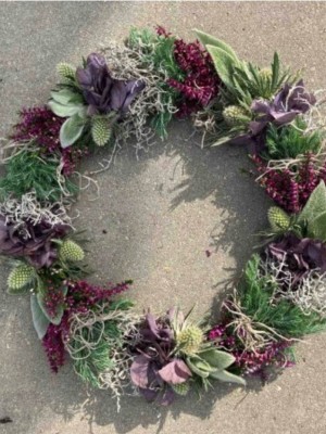 Håndbundet krans i lilla nuancer