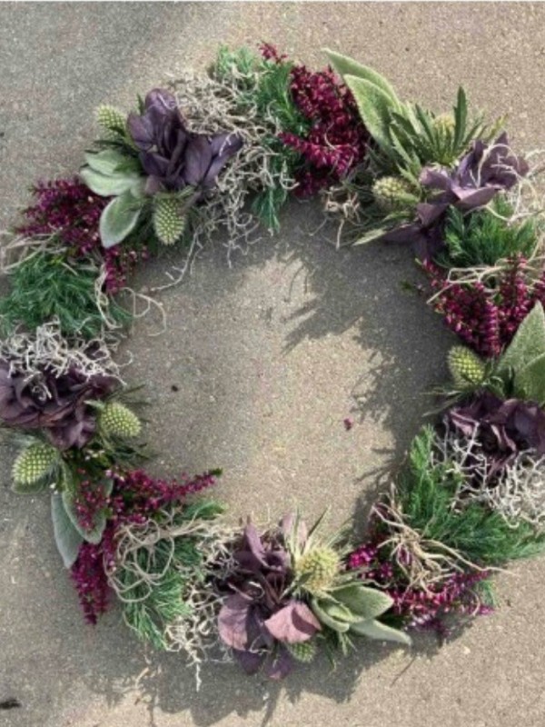 Håndbundet krans i lilla nuancer
