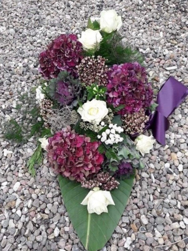 Fru P´s valg bårebuket med bånd