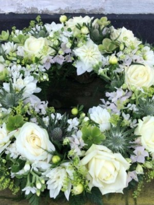 Krans - med sæsonen’s blomster i hvide nuancer