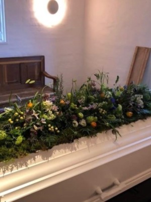 Kistepynt med spirende forårsudtryk