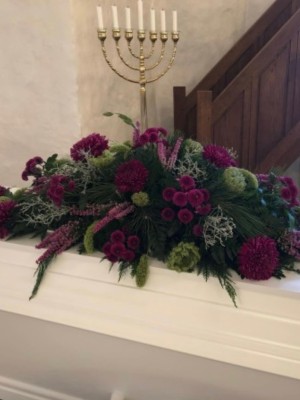 Kistepynt med sæsonens blomster i lyngfarvet nuancer