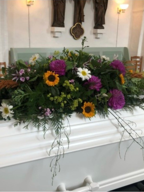 Kistepynt med sæsonens blomster med have/grøftekants udtryk