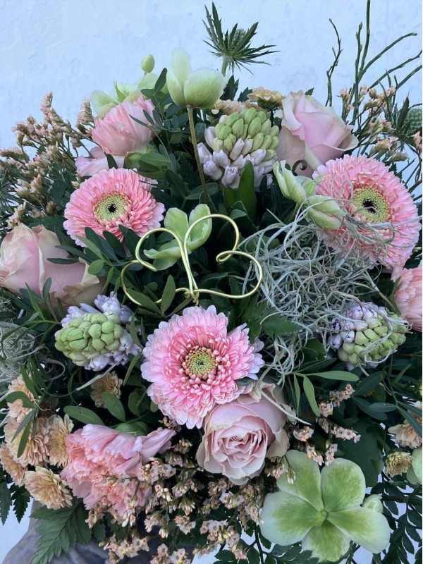 Romantisk kærligheds buket med håndformede hjerter