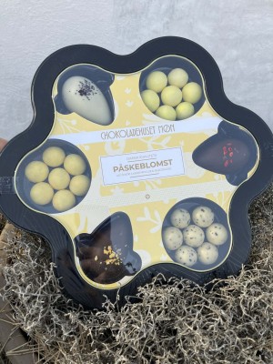 Påskeblomst med marcipanhjerter & lakridskugler | Fru P Odsherred